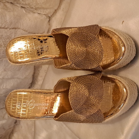 AKIRA G-O-R-G-O-U-S WEDGES - Picture 2 of 4